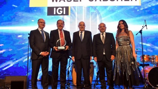واصف الجبشة، المؤسس والرئيس التنفيذي للشركة العالمية للتأمينات العامة المحدودة (IGI) أثناء تسلمه الجائزة.