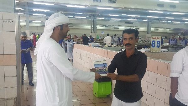 قامت البلدية خلال الحملة بتوزيع نشرات توعوية للعاملين في سوق السمك.