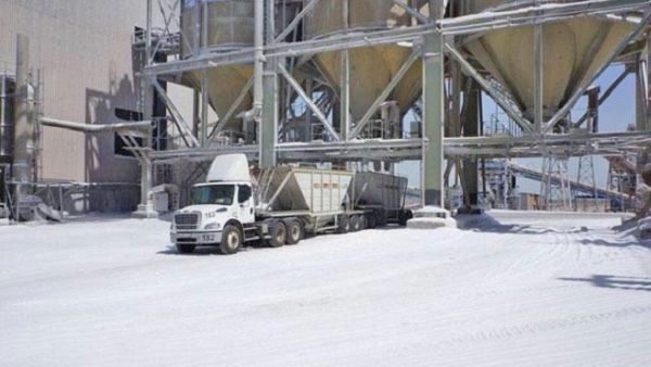 A truck is loaded at the Ghour Safi Plant of the Arab Potash Company, which has reported a net profit of more than JD90 million in 2017 (Courtesy of APC)