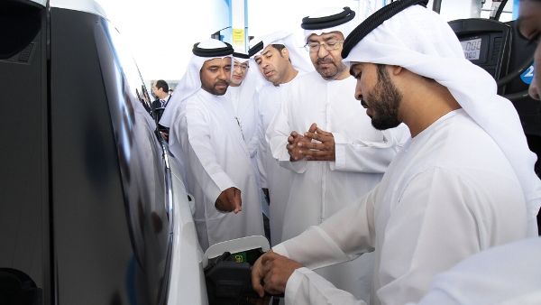 عبد الله ناصر السويدي، الرئيس التنفيذي لشركة بترول أبوظبي الوطنية (أدنوك) وعبد الله سالم الظاهري، الرئيس التنفيذي لشركة أدنوك للتوزيع أثناء افتتاح محطة ربدان بأبوظبي