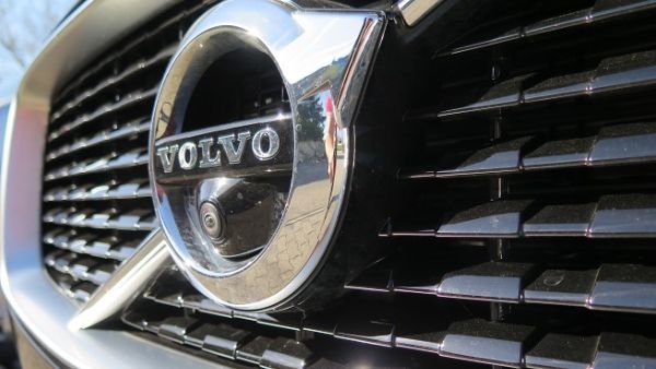 تنتج شركة vovlo cars مجموعة من العربات والسيارات الرياضية والسيارات الملائمة للأراضي الوعرة والسيارات المتعددة الأغراض SUV.