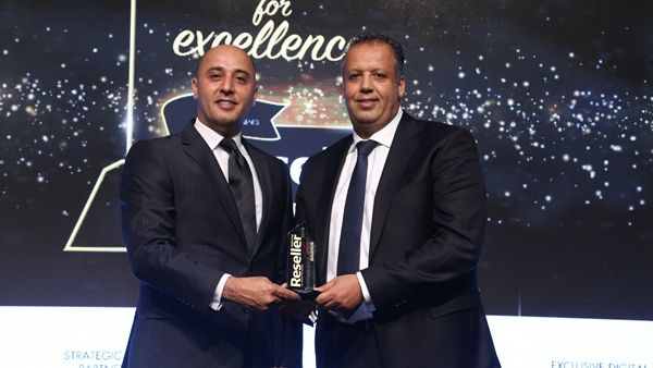 غابي حبيب، مدير التجزئة القُطري في شركة اكسيوم، يتسلم جائزة أفضل متجر تجزئة للعام ضمن حفل جوائز الشركاء المتميزين 2016 غابي حبيب، مدير التجزئة القُطري في شركة اكسيوم، يتسلم جائزة أفضل متجر تجزئة للعام ضمن حفل جوائز الشركاء المتميزين 2016