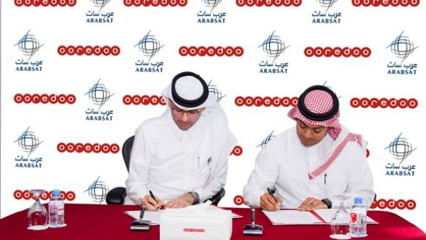 Ahmad Abdulaziz Al Neama, Chief Sales and Service Officer, Ooredoo Qatar and Wael Al-Buti, Director of Sales & Customer Service at Arabsat, during the signing ceremony. 