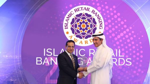 Khalid Al-Othman, Bank Aljazira’s Senior Vice President and Head of Retail Banking Group, receiving the award. Khalid Al-Othman, Bank Aljazira’s Senior Vice President and Head of Retail Banking Group, receiving the award.