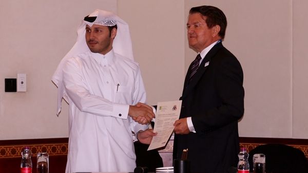 المهندس مشعل الشمري، مدير مجلس قطر للمباني الخضراء، والسيد ميل بريتشارد، الرئيس المؤقت لمعهد تشارترد للبناء بمنطقة الشرق الأوسط، أثناء حفل توقيع مذكرة التفاهم