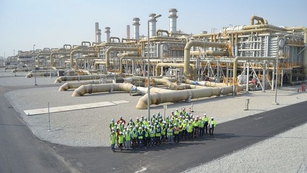 مجموعة من الموظفين في محطة الزور الشمالية الشمالية للطاقة والمياه.
