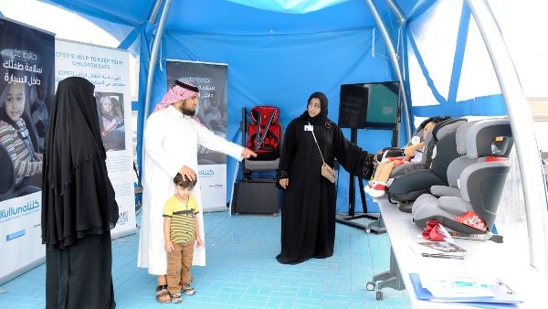 Kulluna volunteers explain importance of child car seat to visitors Kulluna volunteers explain importance of child car seat to visitors