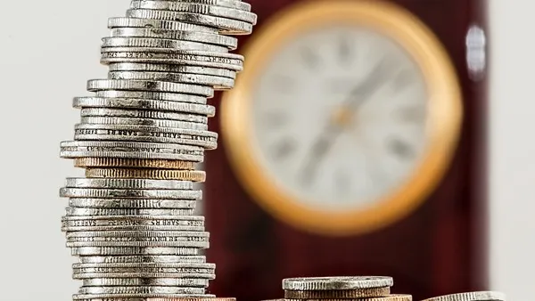استمرت الوكالة في حديثها عن شركات التأمين في المملكة قائلةً أنها تربح كثيراً على الصعيدين الاستثماري وأرباح الاكتتاب الفنية. (Pixabay)