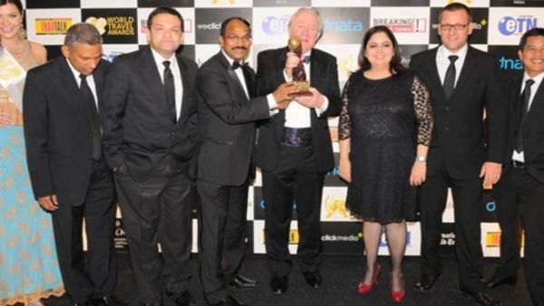 dnata team receiving World Travel Award in Delhi December 2012