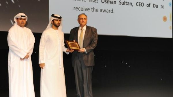 Osman Sultan, CEO of du receiving the award