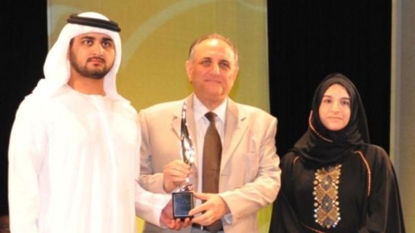 Sheikh Maktoum Bin Rashid Al Maktoum presenting the Award to Osman Sultan, CEO, du, in the presence of Hala Badri, EVP Brand and Communications, du