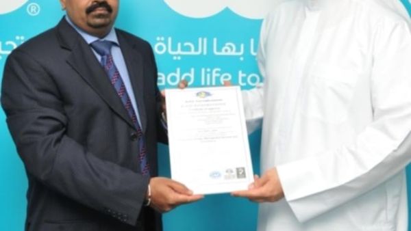 Farid Faraidooni, Chief Commercial Officer, du receiving the certificate