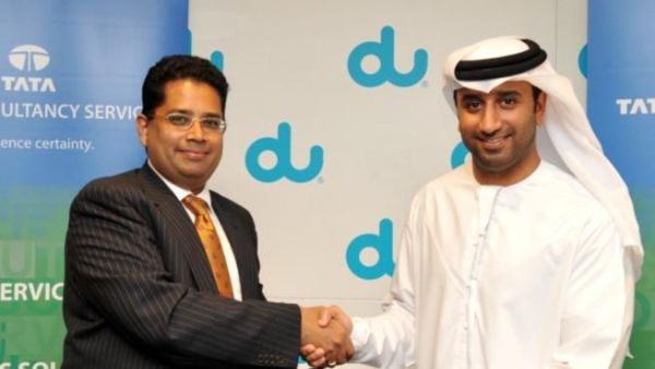 Fahad Al Hassawi, Chief Human Resources and Shared Services Officer, du, and Girish Ramachandran, VP and Head, TCS MEA Fahad Al Hassawi, Chief Human Resources and Shared Services Officer, du, and Girish Ramachandran, VP and Head, TCS MEA