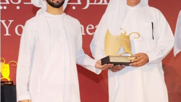 فيصل كلداري، المدير العام لقطاع الأعمال في بنك دبي التجاري يتسلم الجائزة من سمو الشيخ منصور بن محمد بن راشد آل مكتوم فيصل كلداري، المدير العام لقطاع الأعمال في بنك دبي التجاري يتسلم الجائزة من سمو الشيخ منصور بن محمد بن راشد آل مكتوم