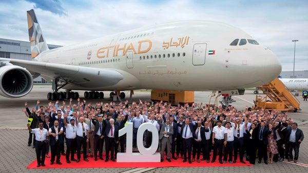 موظفو الاتحاد للطيران وإيرباص يحتفلون بتسليم الطائرة A380 العاشرة والأخيرة للشركة في مصنع فينكنفردير هامبورغ. موظفو الاتحاد للطيران وإيرباص يحتفلون بتسليم الطائرة A380 العاشرة والأخيرة للشركة في مصنع فينكنفردير هامبورغ.