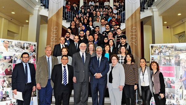 اختتم العرض بصورة تذكارية، وجولة للمستشار ستال ومسؤولو الوكالة الأميركية للتنمية الدولية يرافقهم رئيس الجامعة ووكيل الشؤون الأكاديمية.