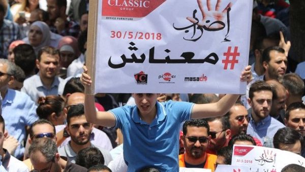 Thousands of Jordanians demonstrated against price increases, calling for ‘toppling of government’. (DN Egypt)