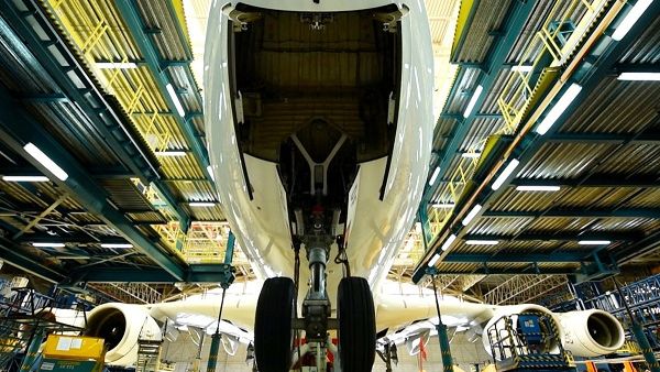 استبدال جهاز الهبوط لإحدى طائرات الإمارات A380 بشكل كامل للمرة الأولى في حظائر الدائرة الهندسية بدبي.