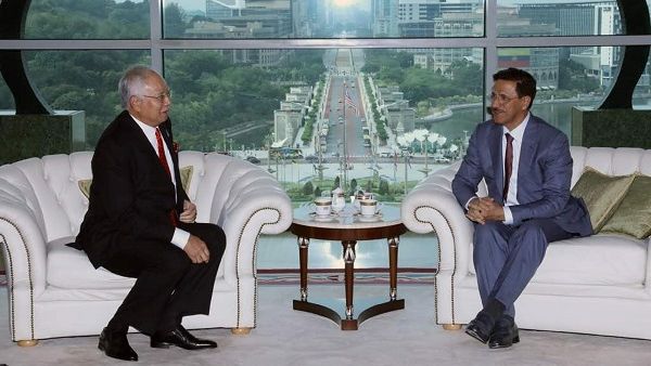 سلطان بن سعيد المنصوري، وزير الاقتصاد خلال اجنماعه مع محمد نجيب، رئيس وزراء ماليزيا.