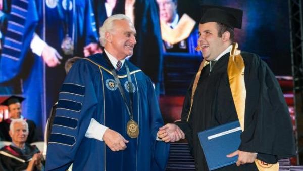 محمد الشافعي، خريج قسم الفلسفة لعام 2017 بالجامعة الأمريكية بالقاهرة