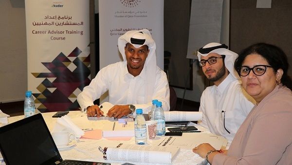 المشاركون في برنامج إعداد المستشارين المهنيين يتفاعلون خلال الدورة الخامسة من البرنامج. المشاركون في برنامج إعداد المستشارين المهنيين يتفاعلون خلال الدورة الخامسة من البرنامج.