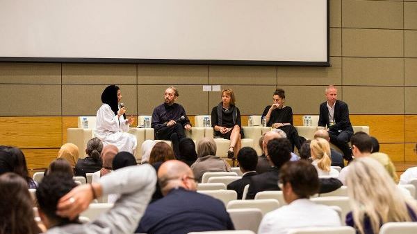 متحاورون ومتحدثون في مؤتمر "لمحات من المدينة التعليمية" خلال احد حلقات النقاش المنعقده. 