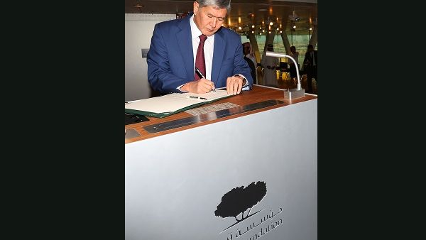 The President of the Kyrgyz Republic, Almazbek Atambayev, signs the Qatar Foundation Visitor’s Book