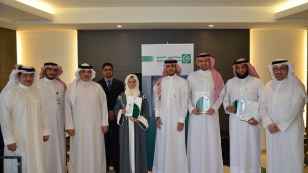 Mr. Abdulhakeem AlKhayyat with ‘Fursan Baytik’ employees.