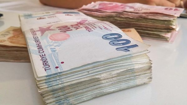 The current account balance posted a deficit of $27.6 billion. (Shutterstock)