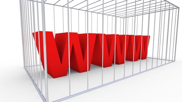 حجب 4939 موقعاً إلكترونياً على شبكة الإنترنت أمام مستخدمي ومشتركي قطاع الاتصالات بالإمارات خلال عام 2017. (Shutterstock)