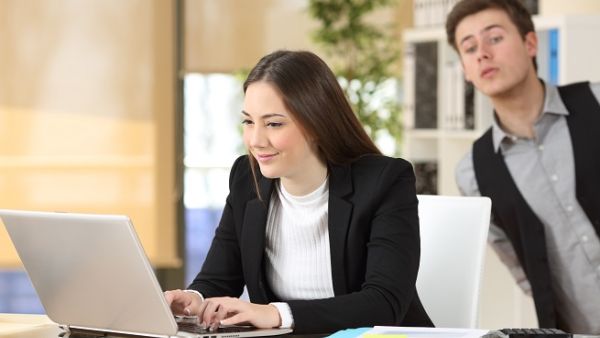 36% من مستخدمي الإنترنت في الإمارات يتجسسون على شركاء حياتهم على الإنترنت من أجل معرفة ما يفعلون. (Shutterstock) 36% من مستخدمي الإنترنت في الإمارات يتجسسون على شركاء حياتهم على الإنترنت من أجل معرفة ما يفعلون. (Shutterstock)