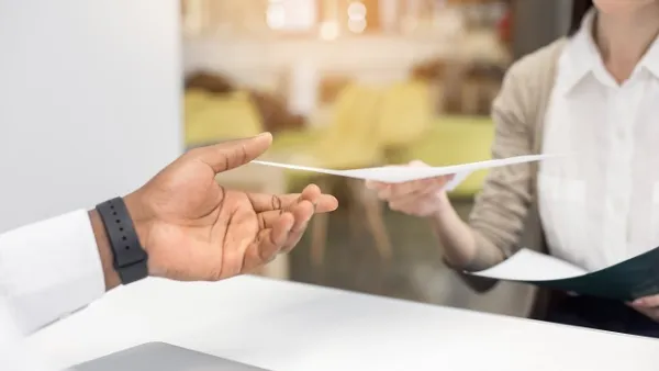 قد يكون البعض محظوظاً بشكل كافٍ للحصول على وظيفتهم الأولى خلال فترة قصيرة من الوقت بعد التخرج، بينما يواجه الآخرون بعض التأخير في حصولهم على عمل.