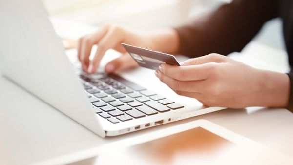 The Egyptian Electricity Company has activated its contract with e-finance to bring the e-payment of electricity bills into force in 8 easy ways. (File photo)