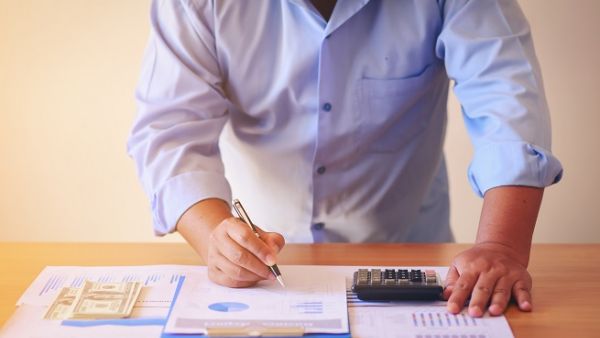 There are a couple of benefits of setting your money goals on a monthly basis. Here's a guide to help you. (Shutterstock)