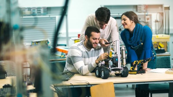 Students must develop transferable skill sets that are agile and cross-disciplinary. (Shuttertsock)