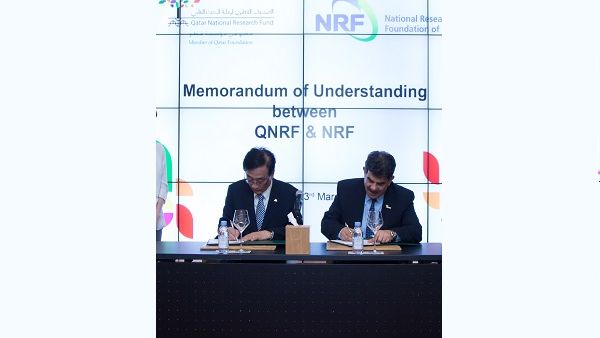 الدكتور عبدالستار الطائي، المدير التنفيذي للصندوق القطري لرعاية البحث العلمي، يوقِّع على مذكرة التفاهم برفقة البروفسور مين كوان تشانج، رئيس المؤسسة الوطنية للبحوث في كوريا الدكتور عبدالستار الطائي، المدير التنفيذي للصندوق القطري لرعاية البحث العلمي، يوقِّع على مذكرة التفاهم برفقة البروفسور مين كوان تشانج، رئيس المؤسسة الوطنية للبحوث في كوريا