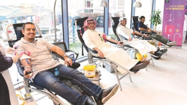 موظفو زين خلال حملة التبرع بالدم﻿