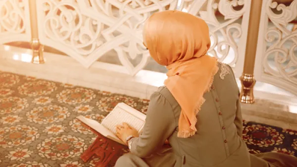 صلاة العيد ركعتين دون آذانٍ ولا إقامةٍ
