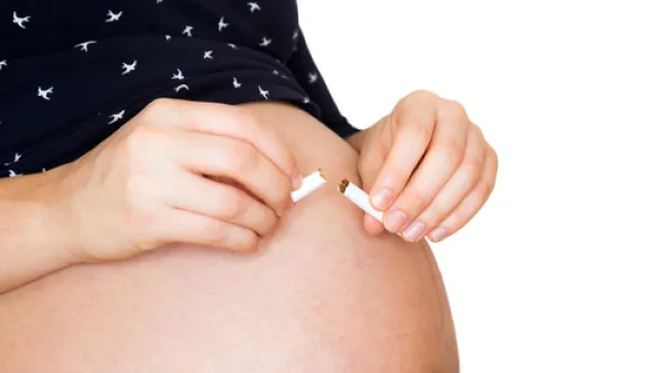 على كل حامل أن تعرف مخاطر التدخين على صحتها وصحة جنينها (shutterstock.com)