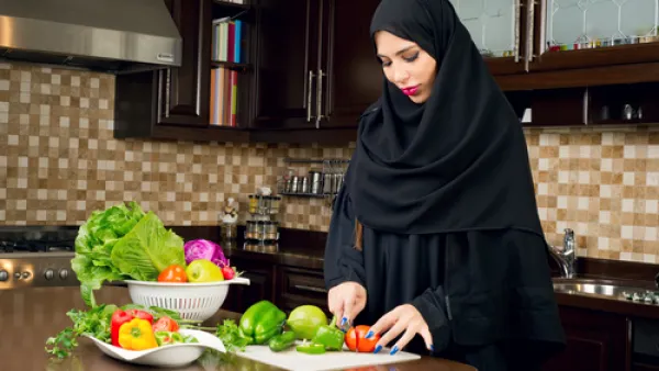 احذري تناول الطعام عند الافطار حتى الشبع لتجنب الإصابة بالتخمة