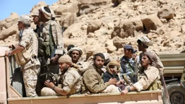 قوات موالية للحكومة اليمنية اثناء عملية عسكرية قرب العاصمة صنعاء
