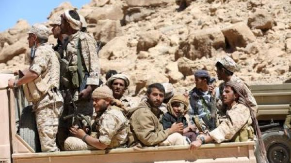 قوات موالية للحكومة اليمنية اثناء عملية عسكرية قرب العاصمة صنعاء
