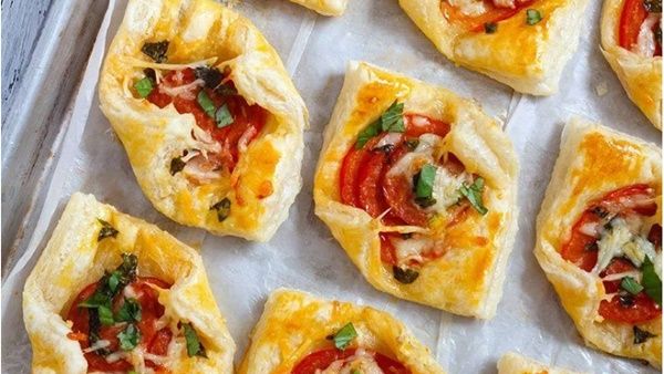 معجنات النقانق مع والطماطم