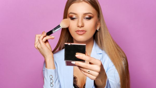 يفضل استخدام كريم الأساس الخالي من الزيوت لبقاء المكياج طوال اليوم

