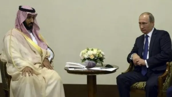 الرئيس الروسي فلاديمير بوتين (الى اليمين) اثناء اجتماع مع وزير الدفاع السعودي الأمير محمد بن سلمان في منتجع سوتشي
