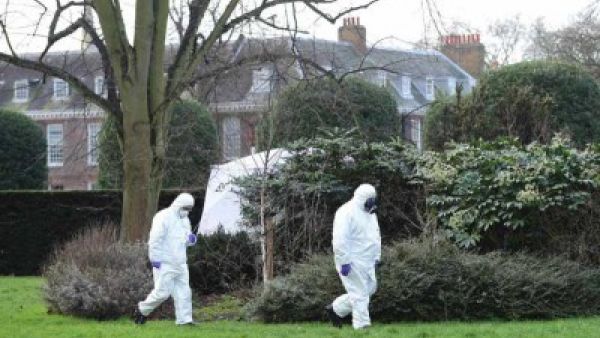 رجل يشعل النار في نفسه خارج قصر الأمير وليام في لندن