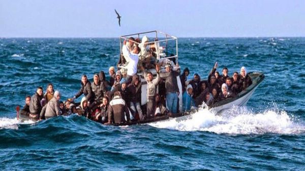 غرق 34 بينهم رضع وأطفال بعد انقلاب قارب مهاجرين قبالة جزيرة يونانية