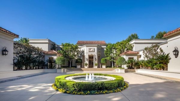 شركة العقار المعلنة: القصر مكان رائع لأي شخص يرغب في الابتعاد عن الأضواء