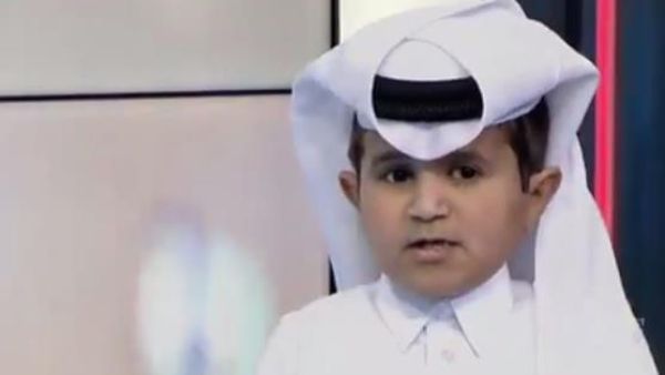  طفل قطري يُدخل مذيعة في نوبة ضحك ..فيديو