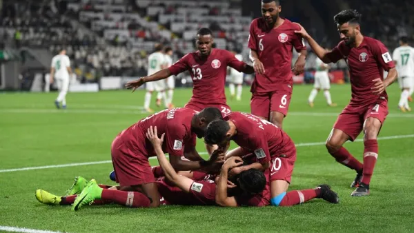 لاعبو قطر يحتفلون بالهدف